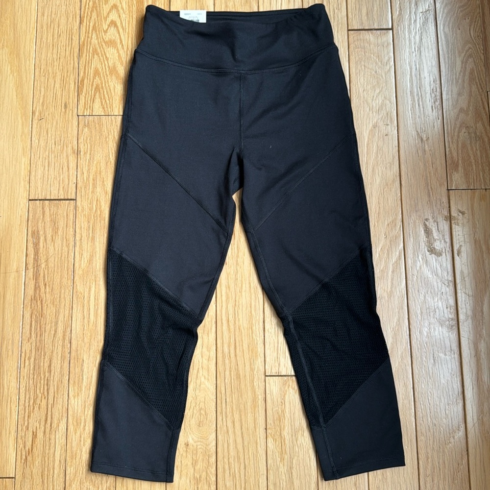 Mesh blocked black yoga capri legging